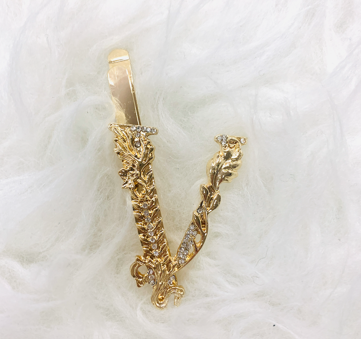 v for victorious hair clip ♡